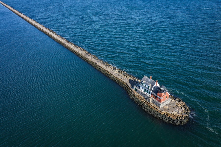 ロックランド防波堤のドローン写真。 外側に比べて内側の水がいかに穏やかであるかに注目してください。