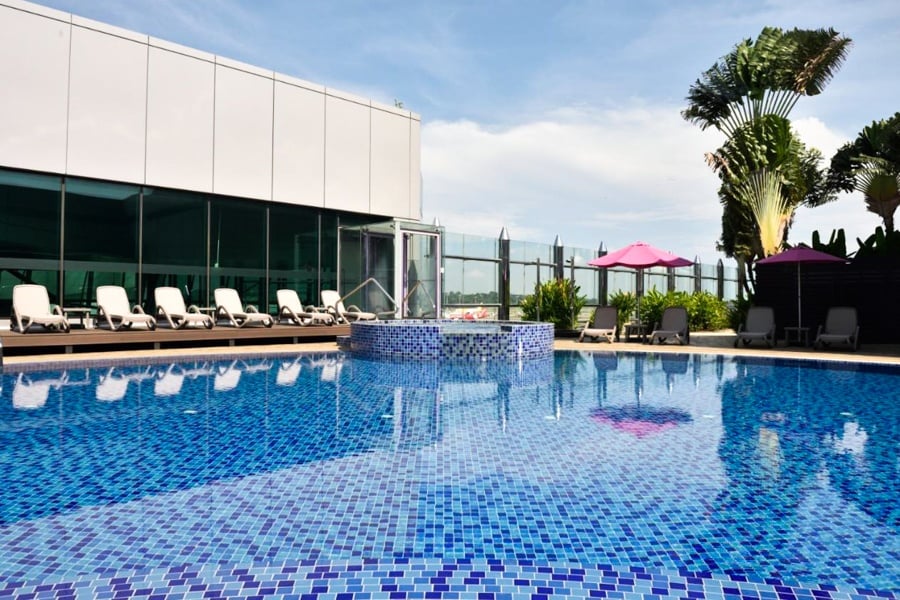 アエロテル トランジット ホテルの 1 日パスまたは 1 泊で、シンガポール空港の屋上プールで泳ぐことができます