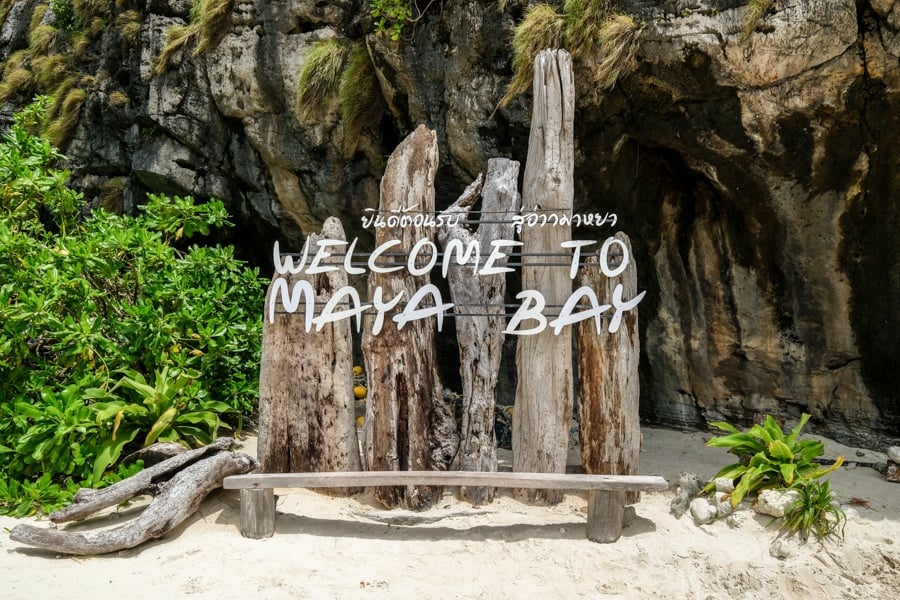 この木製の看板は、マヤ湾に入る際にあなたを迎えます。