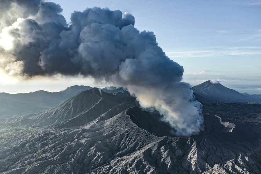 私は常に世界中の活火山を見ることが好きです（近すぎなければ）。これはインドネシアのドゥコノ山です。