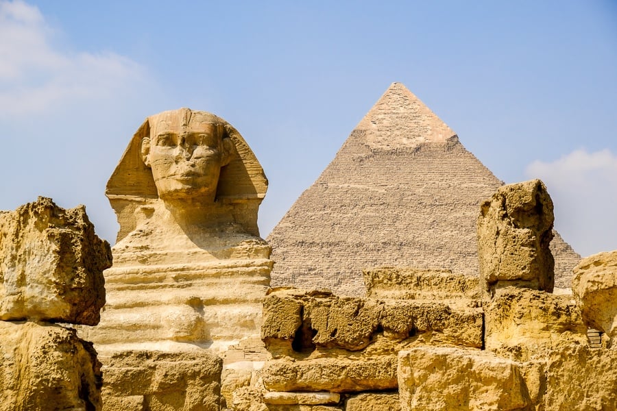 エジプトのピラミッドは紀元前2560年に建てられました！